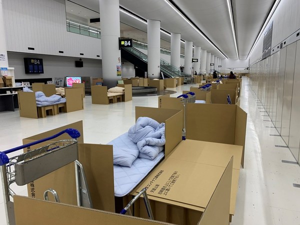 Japón: Abren "hotel de cartón" en aeropuerto para albergar a pasajeros que esperan resultados de prueba de coronavirus - ADN Paraguayo