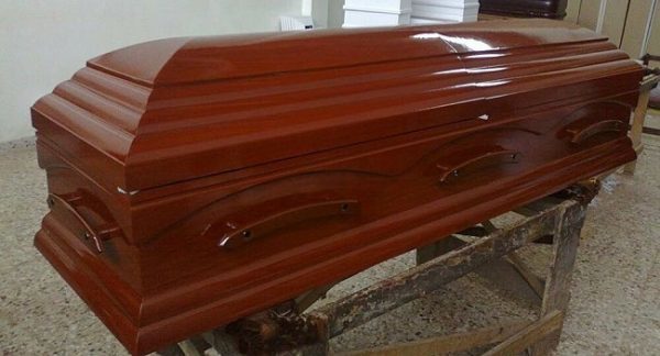 Mujer "revive" en funeraria luego de ser dada por muerta
