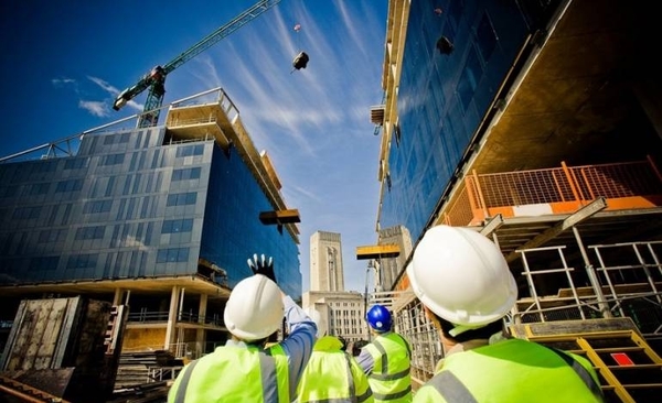 HOY / Albañiles retoman obras sin tereré de por medio en horario laboral