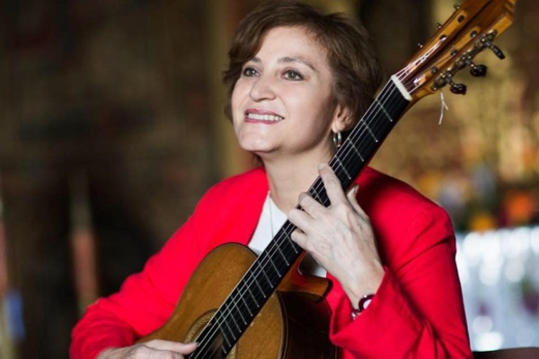 Berta Rojas y la Orquesta Sinfónica regalan serenata al personal de blanco