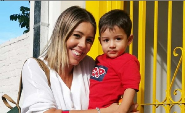 Denise Hutter y su pequeño, juntaron huevos de pascua
