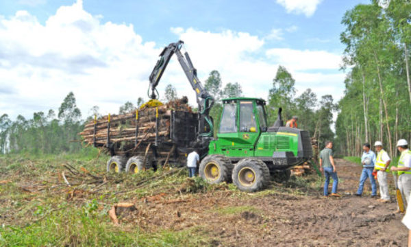 » Kurosu & Cía. entregó primer equipo Forestal John Deere en Paraguay