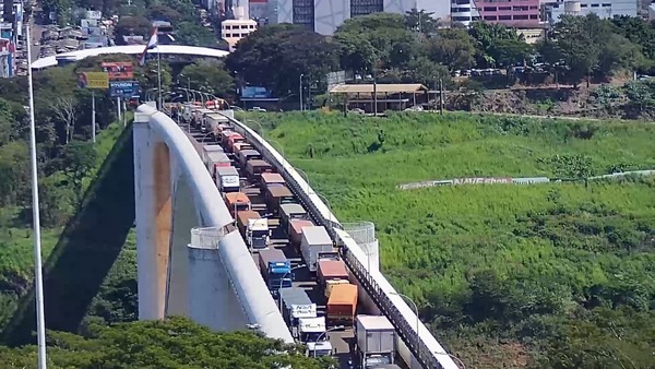 INTENSO movimiento de CARGA por el PUENTE de la AMISTAD