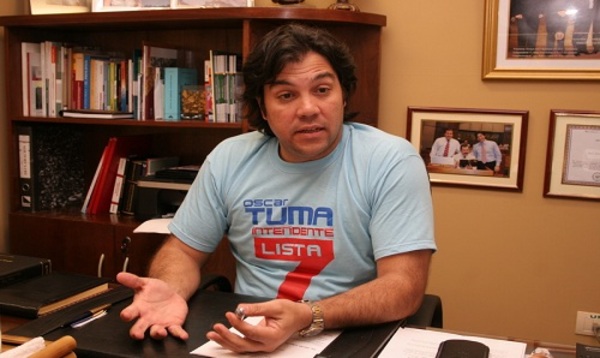 Se inundan las redes con burlas hacia Oscar Tuma