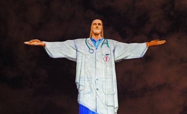 HOY / El afamado Cristo Redentor de Río de Janeiro se viste de enfermero