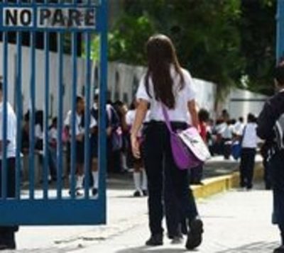 Colegios privados quieren que Estado pague salarios a docentes - Paraguay.com