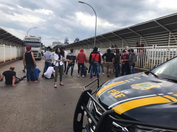 Connacionales varados en frontera bloquearon el Puente de la Amistad