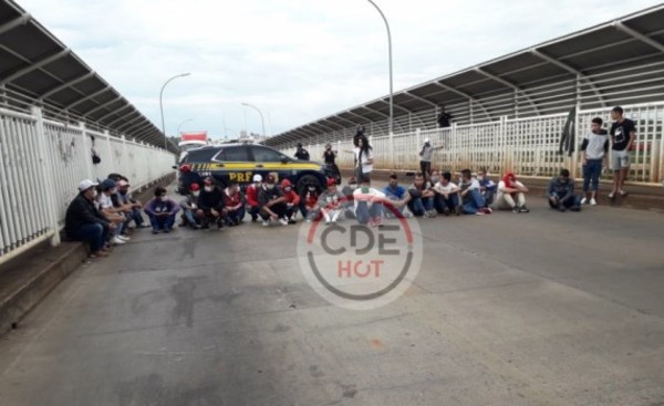 "Cierre" del Puente de la Amistad por paraguayos esperando para entrar