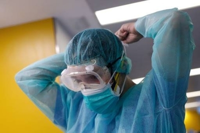 HOY / Estigmatizan a 'héroes de blanco´, médico dice:  "Volvimos al siglo XIV"