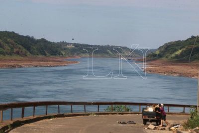 Bajante del río Paraná deja ver trechos cercanos a la costa