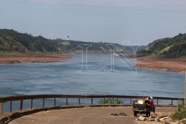 Bajante del río Paraná deja ver trechos cercanos a la costa