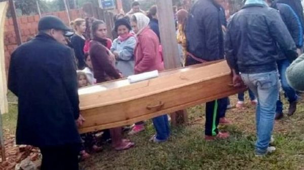 Velaron a un fallecido y luego dio positivo al coronavirus [VÍDEO]