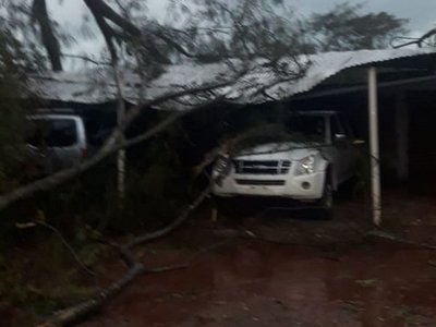Fuerte temporal causa destrozos en Azotey