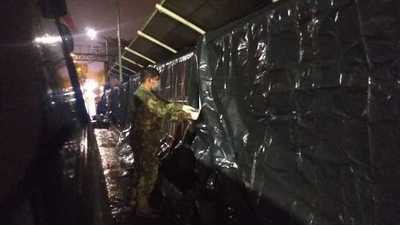 CARPA NEGRA para proteger de la lluvia a PARAGUAYOS retenidos sobre el PUENTE de la AMISTAD