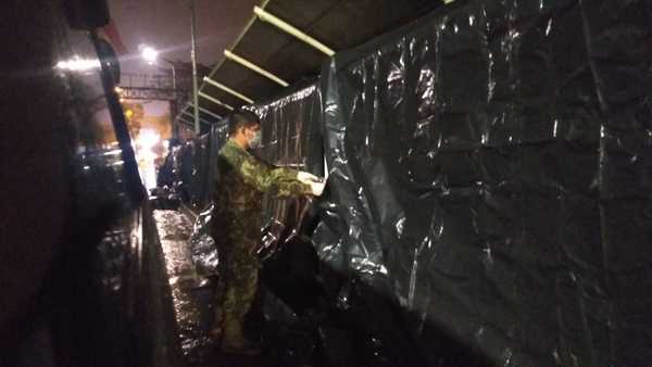 CARPA NEGRA para proteger de la lluvia a PARAGUAYOS retenidos sobre el PUENTE de la AMISTAD