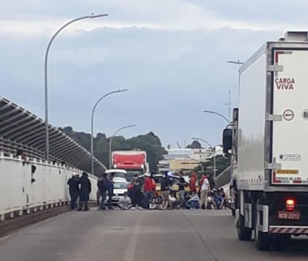 Bloquean Puente de la Amistad para exigir entrada al país - ABC en el Este - ABC Color