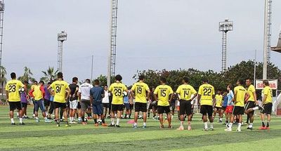 Despide a jugadores y técnico por COVID-19 - Fútbol - ABC Color