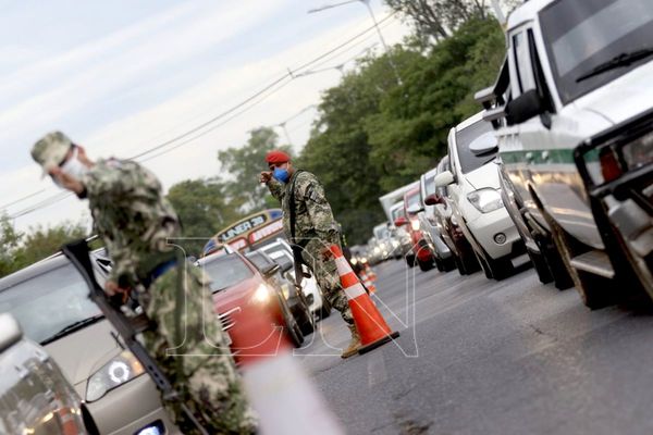 Largas filas de vehículos flexibilizaron cuarentena