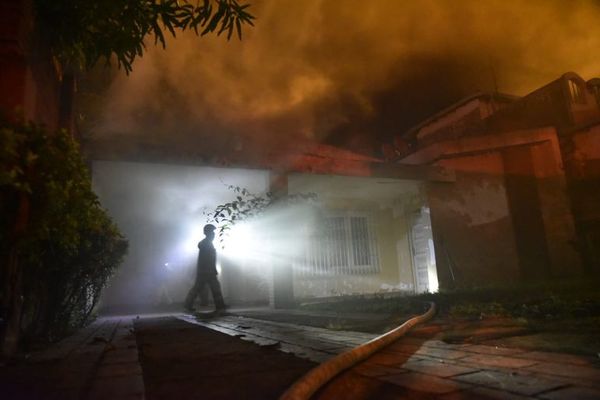 El depósito de una casa de Barrio Jara ardió en llamas - Nacionales - ABC Color