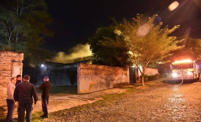 HOY / Incendio consumió depósito en barrio Jara