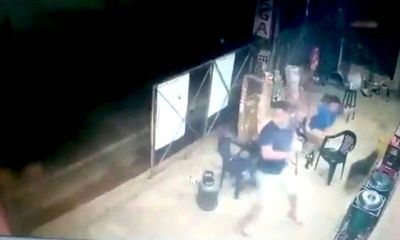 Policía ebrio chocó auto estacionado