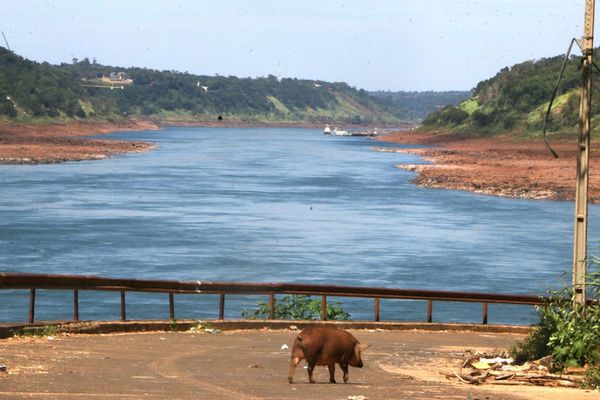 Impactante bajada del río afecta a embarcaciones
