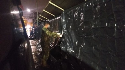 Bajo lluvia y con frío, paraguayos siguen esperando en el Puente de la Amistad