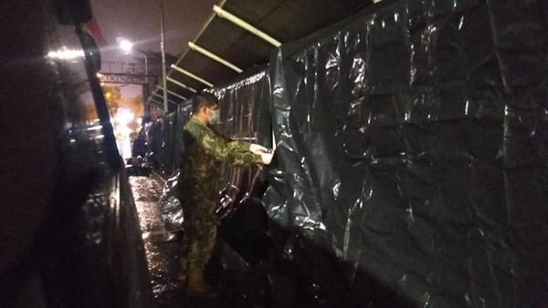 Bajo lluvia y con frío, paraguayos siguen esperando en el Puente de la Amistad