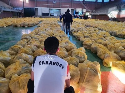 Intendente de CDE sigue comprando KIT de alimento para POBRES con PRECIO SOBREFACTURADO