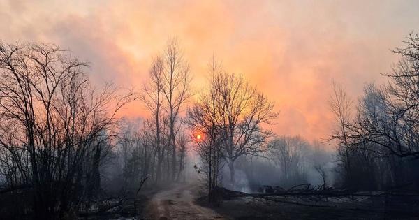 Incendios forestales en Chernóbil se van acercando a depósitos de la central nuclear