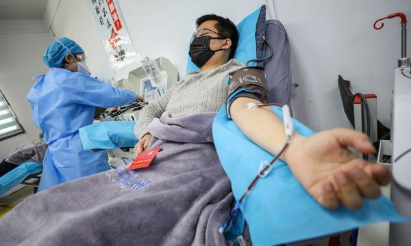 China inicia los ensayos clínicos de 2 posibles vacunas contra el coronavirus