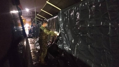 HOY / Puente de la Amistad: Protegen de la lluvia con carpas a paraguayos varados