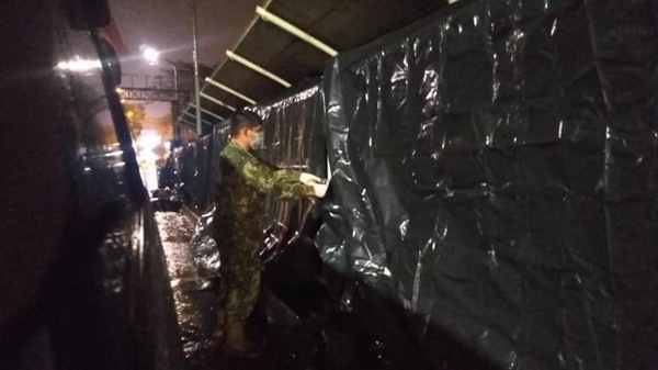 HOY / Puente de la Amistad: Protegen de la lluvia con carpas a paraguayos varados