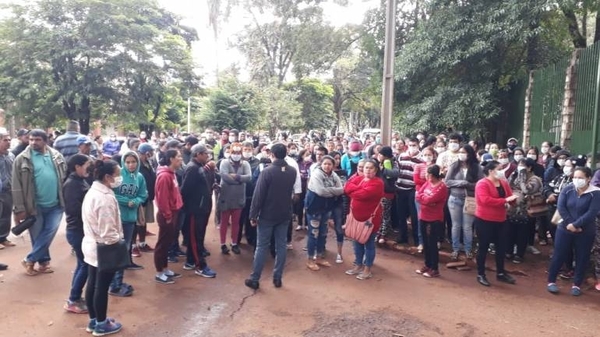 HOY / Manifestación frente a Gobernación el Alto Paraná: “Ya pasamos hambre”