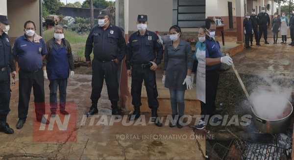 POLICÍAS ENTRARON EN LA COCINA PARA PREPARAR UN ALMUERZO COMUNITARIO.