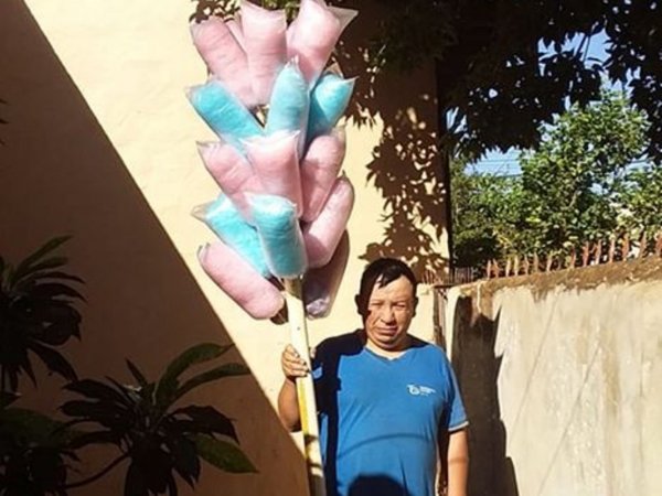 Hace delivery de algodón de azúcar para mantener a sus padres enfermos