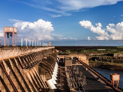 Abdo ordena a Itaipú y Yacyretá revisar contratos colectivos y eliminar "privilegios"