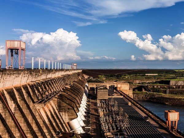 Abdo ordena a Itaipú y Yacyretá revisar contratos colectivos y eliminar "privilegios"