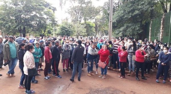 Manifestación frente a Gobernación del Alto Paraná: “Ya pasamos hambre” - Digital Misiones
