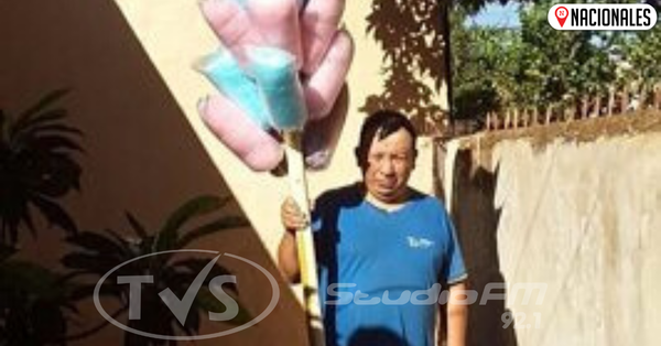 Hace delivery de algodón de azúcar para mantener a sus padres enfermos