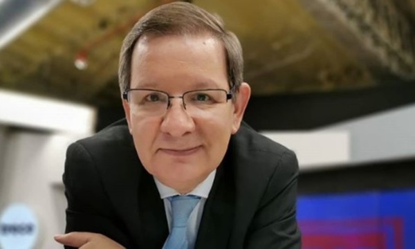 “Ocho vacho de chevecha”, apareció cantando Martini