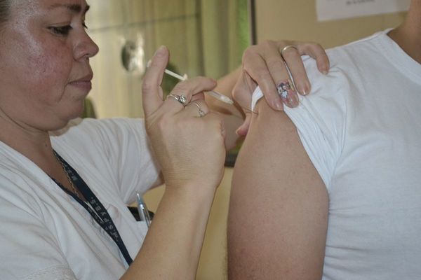 Personas con discapacidad recibirán dosis contra influenza en sus casas