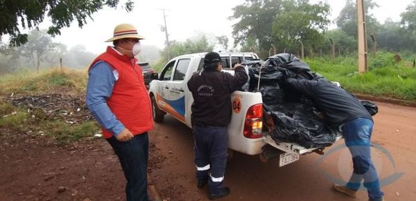Mientras Ronald Acevedo se pasa quejándose en la emisora de su familia, desde tempranas horas el diputado Acosta asistió a damnificados