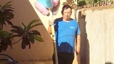 Hace delivery de algodón de azúcar para mantener a sus padres enfermos