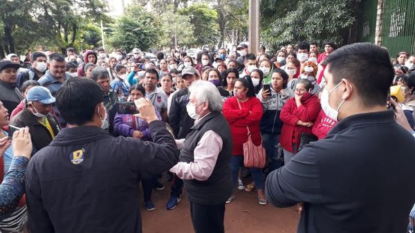 Se aglomeran al costado de la Gobernación para exigir víveres - ABC en el Este - ABC Color