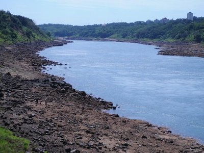 Falta de lluvias provoca bajo caudal de los ríos Paraná e Yguazú