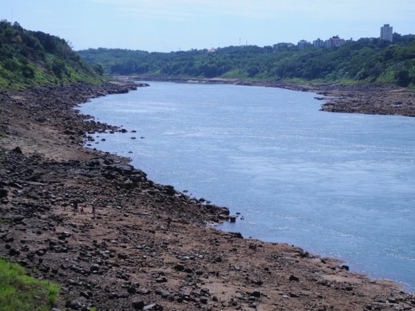 Falta de lluvias provoca bajo caudal de los ríos Paraná e Yguazú