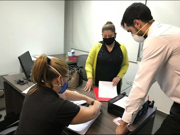 Fiscalía allana oficinas de la Dinac por denuncia de supuesta sobrefacturación