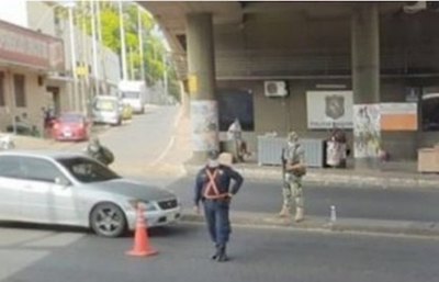 A un policía le agarró el “coimavirus” en la barrera | Crónica