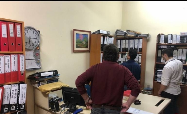 HOY / Siete allanamientos por supuesta sobrefacturación de mascarillas en la Dinac